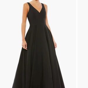 Mac Duggal Elegant Black V-Neck Maxi Dress with pockets